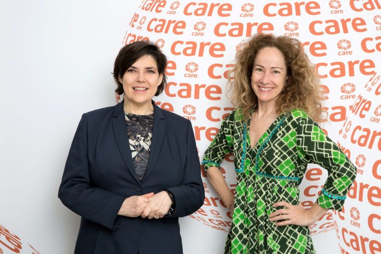 Geschäftsführerin von CARE Österreich Andrea Barschdorf-Hager und Sängerin Sandra Pires,