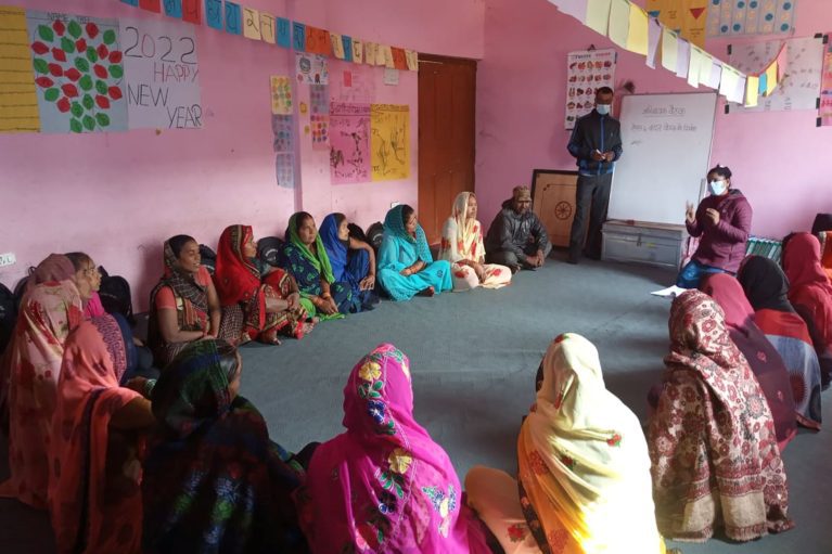 Gruppe Eltern sitzt zusammen, Schulung, Workshop, Nepal