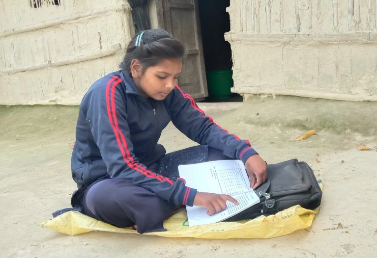 Mädchen lernt, Madhuri, Nepal