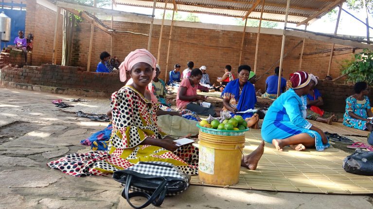 Concessa, Frau sitzt und verkauf Obst, Burundi, SIS, Suffering in Silence