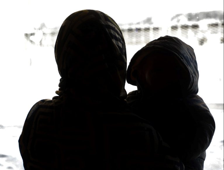 Frau hält Kleinkind, schwarzweiß, Afghanistan, Fatima