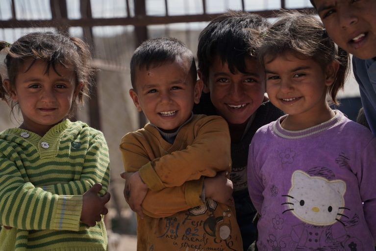 Kinder lachen, Mädchen und Buben, Syrien