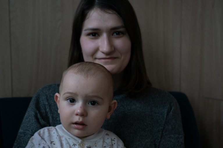 Mutter mit Baby, Ukraine, Flüchtlinge