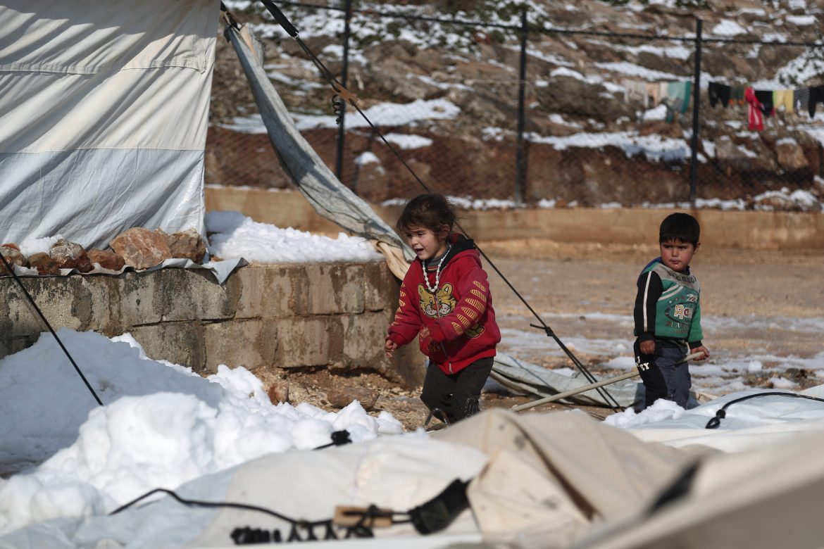 Kleine Kinder im Schnee, Zeltlager Syrien
