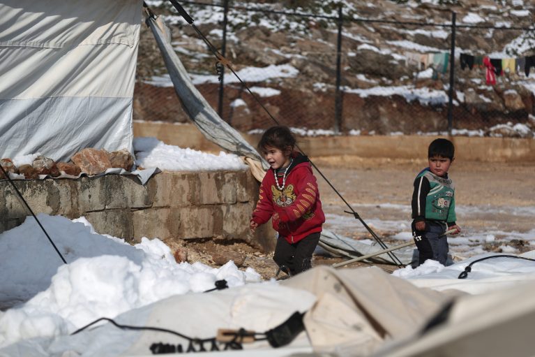 Kleine Kinder im Schnee, Zeltlager Syrien