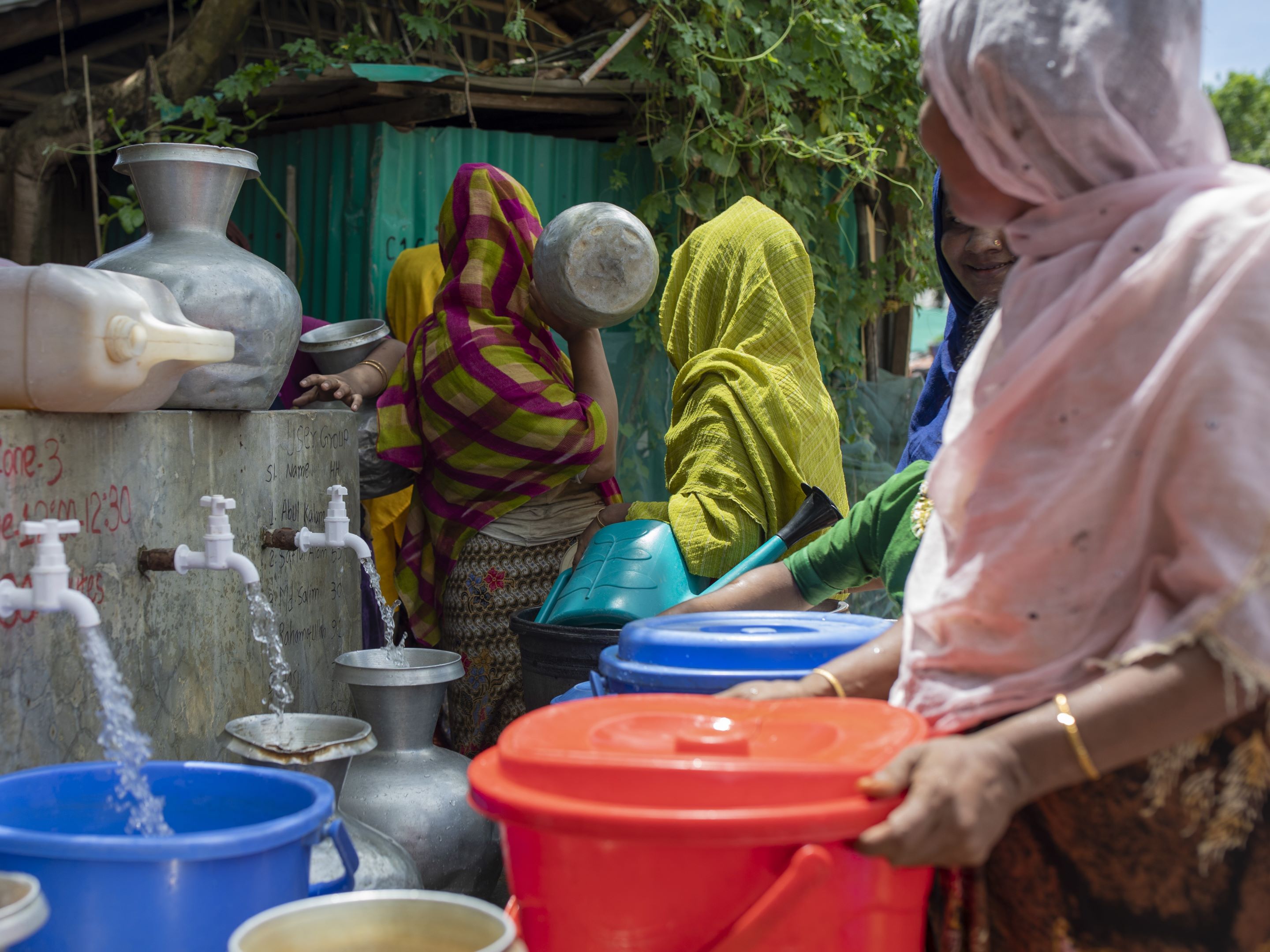 2022_BGD_Cox_Bazar_Rohingya_Frauen_Wasser