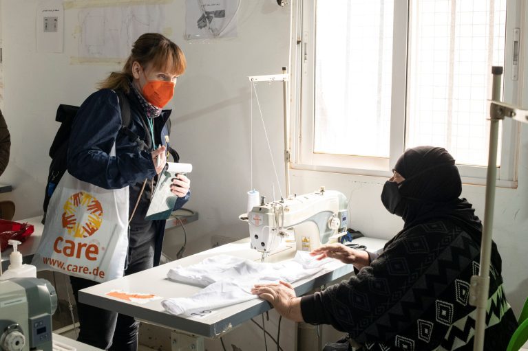 Sarah Easter spricht mit Frau an Nähmaschine, CARE-Projekt, Jordanien Azraq