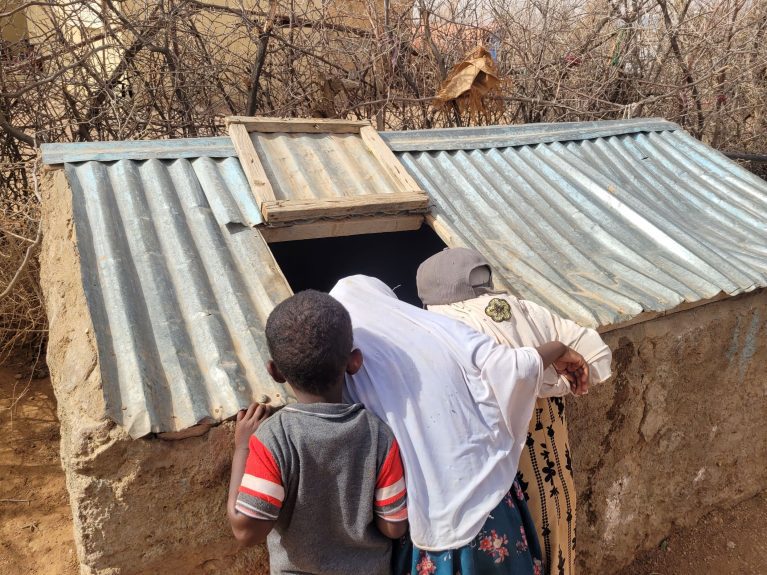Somalia, Kinder schauen in Brunnen