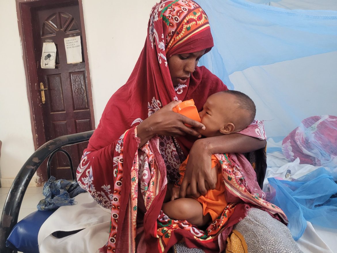 Hoda Abdirahman füttert Sohn, Somalia, Frau füttert Sohn
