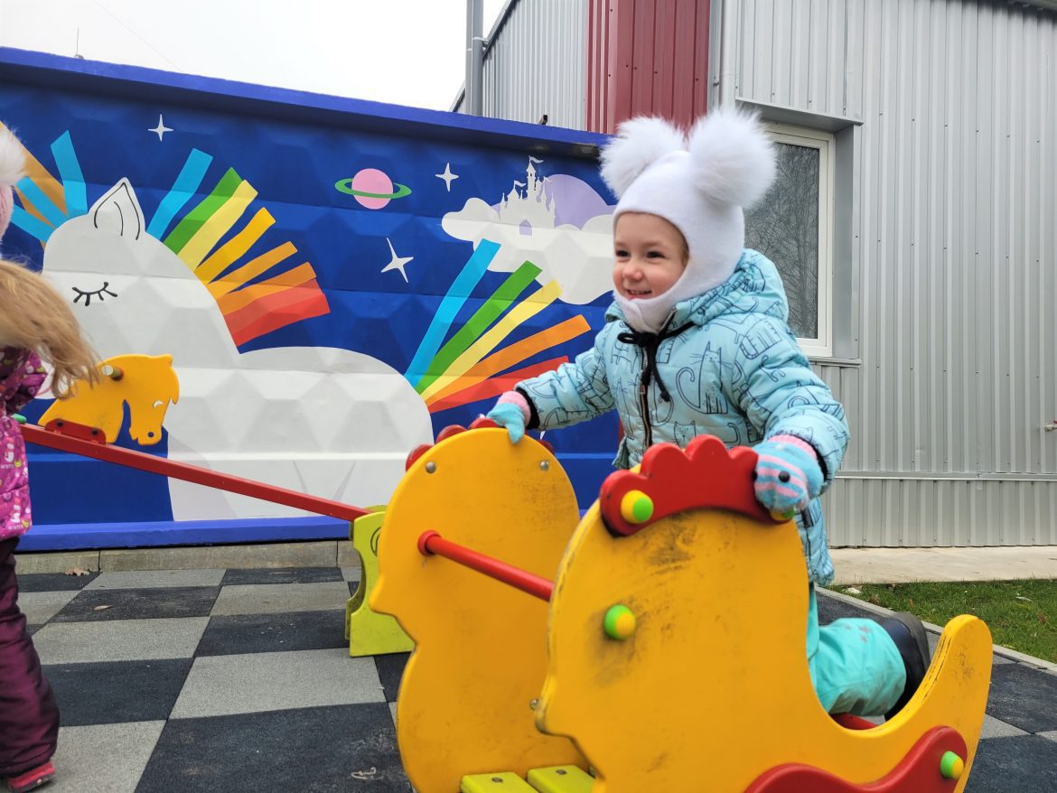Masha am Spielplatz einer Notunterkunft in Lwiw, Ukraine, Mädchen