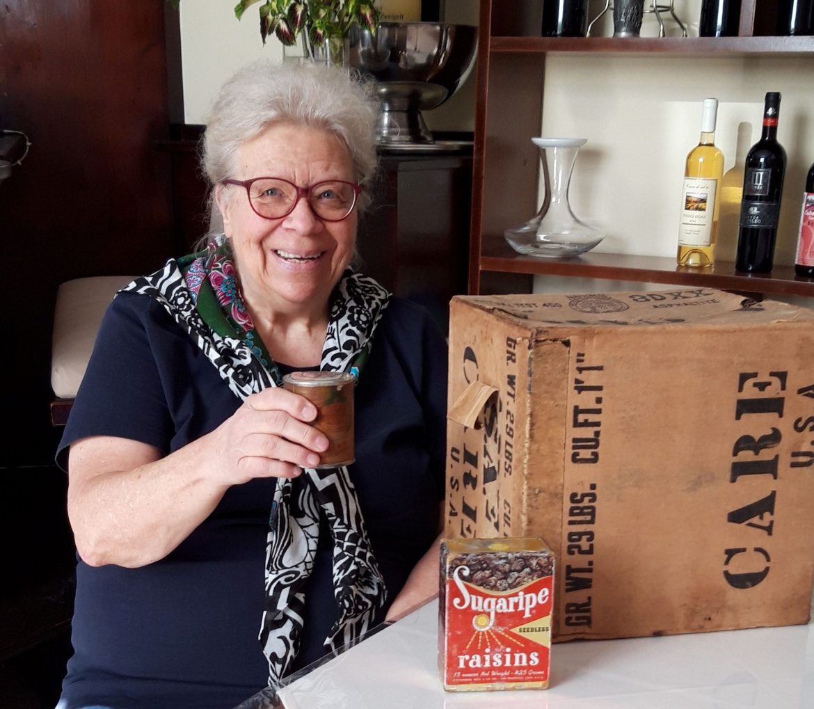 Helga Hauser mit Care Paket