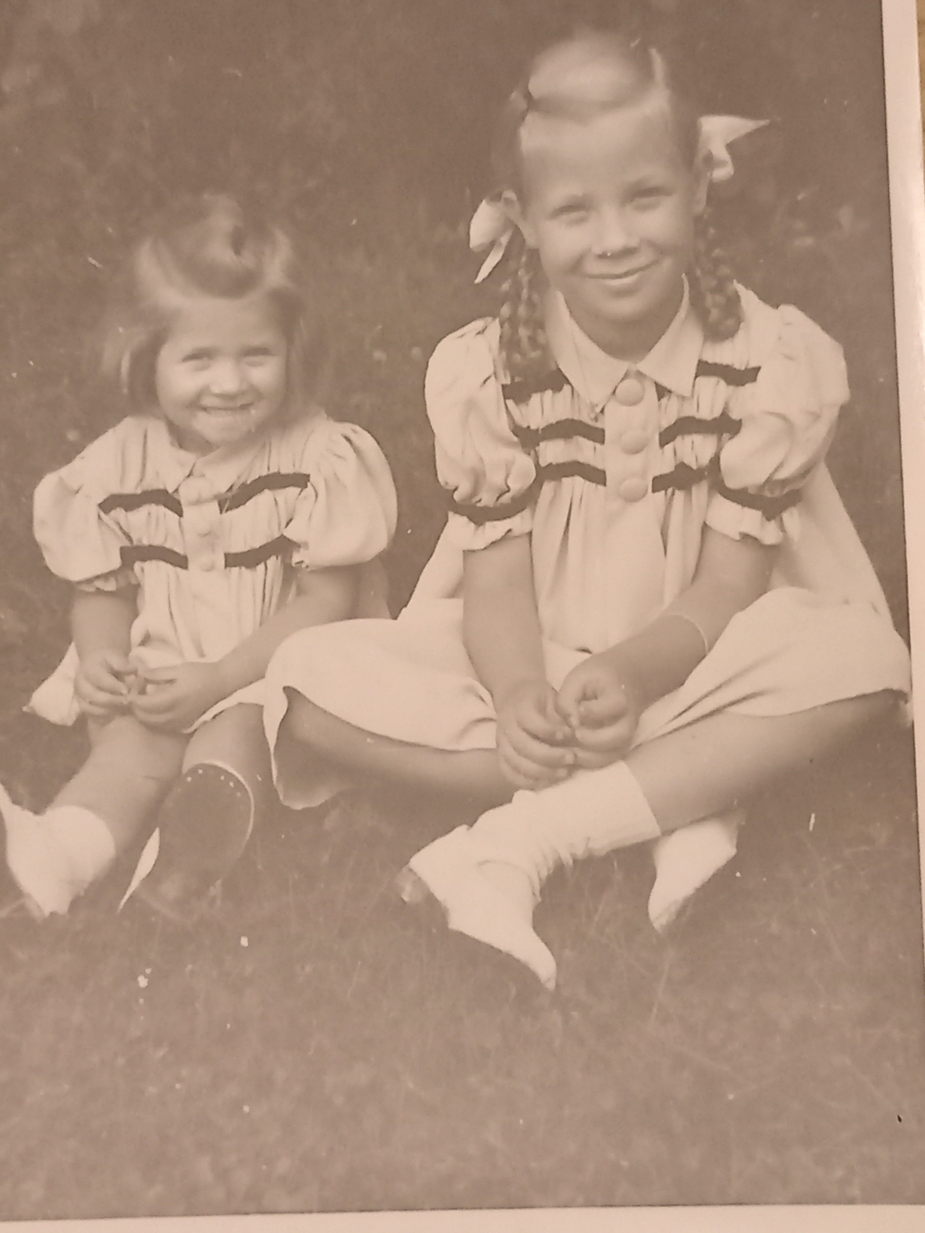 Helga und jüngere Schwester Christine Oktober 1946