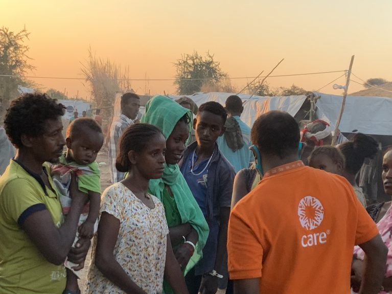 CARE Mitarbeiter mit Gruppe von Menschen, Äthiopien