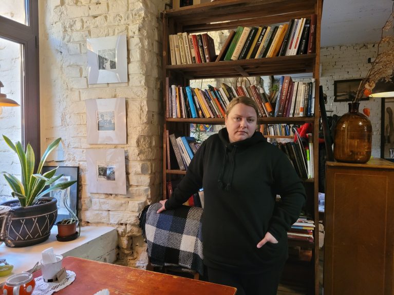 Lyudmyla Yankina vor Bücherregal, Ukraine
