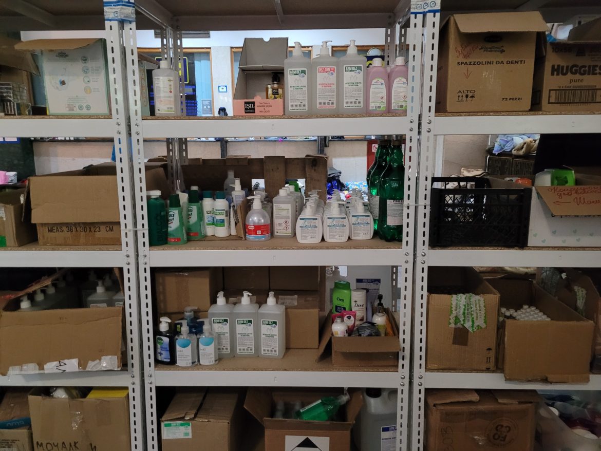 Vorratsregal im Lager, Bahnhof Kiew