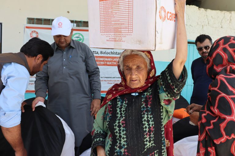 Frau, CARE-Paket, Pakistan