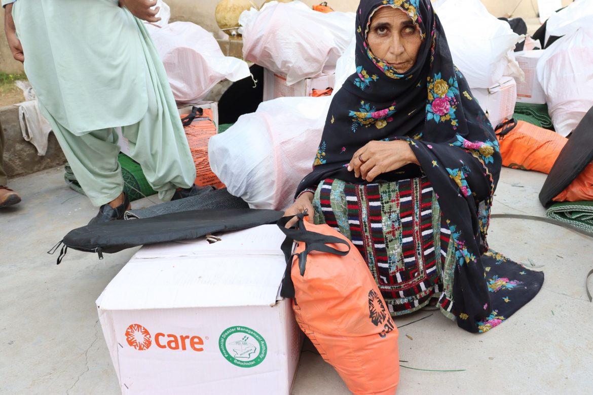 Frau mit CARE Hilfsgütern, Pakistan