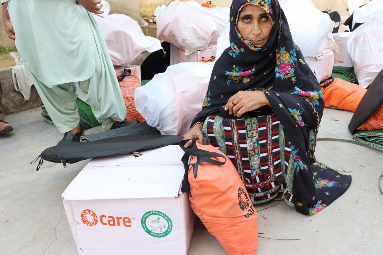 Frau mit CARE Hilfsgütern, Pakistan