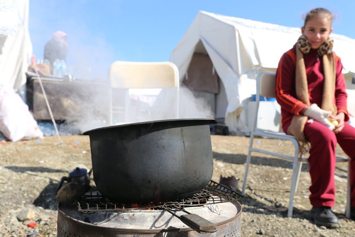 Mädchen vor Notunterkunft in Syrien nach Erdbeben